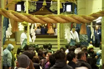 Ebisu Shrine during the Ebisuko Festival in November (Photo: <a href="http://www.gethiroshima.com" target="_blank" rel="noreferrer noopener nofollow">GetHiroshima</a>)