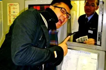 Whether you are on JR or the Subway, there is a help button for most ticket machines. Press the button and the customer service officer will come out and help you behind the counter. (Photo: Kaman Tong)
