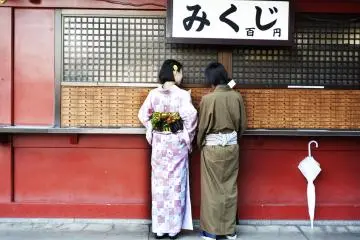 Young girls in traditional dress try their fortune with omikuji (Photo: gloria ticconi)