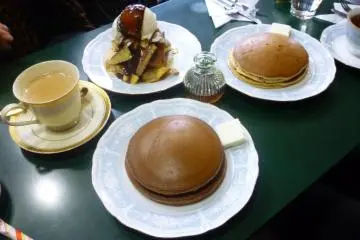 Chocolate, plain and banana hotcakes. (Photo: PPF)