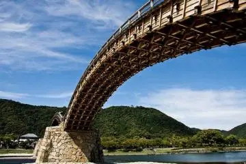 Under view of the bridge. (Photo: <a href="http://www.flickr.com/photos/mshades/2894187559/" target="_blank" rel="noreferrer noopener nofollow">Chris Gladis</a> / <a href="https://creativecommons.org/licenses/by-nd/2.0/" target="_blank" rel="noreferrer noopener nofollow">CC BY-ND 2.0</a>)
