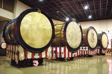 A set of enormous drums call the museum home. (Photo: <a href="http://akitajet.com/wiki/File:World%27s_Largest_Drum_of_Great_Drum_Museum.jpg" target="_blank" rel="noreferrer noopener nofollow">Wikicommons</a>)