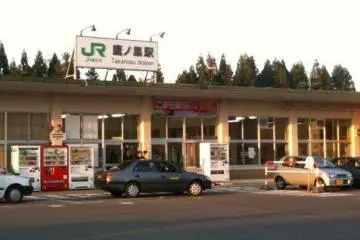 The easiest way to reach the museum is a taxi ride from nearby Takanosu Station. (Photo: <a href="http://akitajet.com/wiki/File:Takanosu_JR.jpg" target="_blank" rel="noreferrer noopener nofollow">Wikicommons</a>)