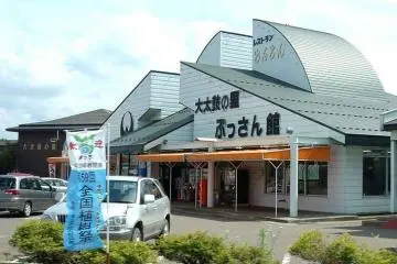 In the same parking lot of the museum is the Takanosu rest area. There is a rest room, gift shop, and tasty ice cream for sale. (Photo: <a href="http://ja.wikipedia.org/wiki/%E3%83%95%E3%82%A1%E3%82%A4%E3%83%AB:Roadside_Station_Takanosu.jpg" target="_blank" rel="noreferrer noopener nofollow">Wikicommons</a>)