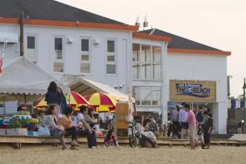 The boardwalk has waterfront strolls as well as fine dining and open-air barbecue spots (Photo: <a href="https://en.japantravel.com/profile/tristan-scholze/419" target="_blank" rel="noreferrer noopener nofollow">Tristan Scholze</a>)
