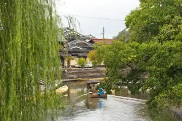Cruise through weeping willows with the historic village in the background (Photo: <a href="https://www.flickr.com/photos/gobiwako/6183246124/in/photostream/" target="_blank" rel="noreferrer noopener nofollow">go.biwako</a> / <a href="https://creativecommons.org/licenses/by-sa/2.0/" target="_blank" rel="noreferrer noopener nofollow">CC BY-SA 2.0</a>)