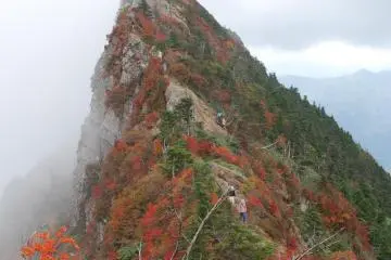 Tengudake, the peak of Mt. Ishizuchi in autumn (Photo: Ehime Prefecture)