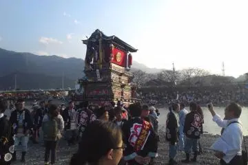 Going down to the Kamo River (Photo: Ehime Prefecture)