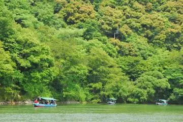 Sightseeing on the Hijikawa River in Ozu (Photo: Ehime Prefecture)