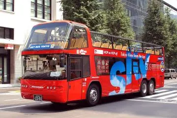  Tokyo Sky Bus takes you above the crowds (Photo: <a href="https://commons.wikimedia.org/wiki/File:Hinomaru_OP-13_Sky_Hop_Bus.jpg" target="_blank" rel="noreferrer noopener nofollow">Comyu (CC BY-SA 3.0)</a>)