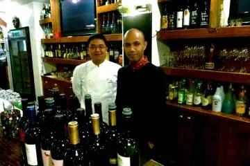 Owner & staff behind bar (Photo: <a href="http://www.gethiroshima.com" target="_blank" rel="noreferrer noopener nofollow">gethiroshima</a>)