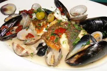 mussels (Photo: <a href="http://www.gethiroshima.com" target="_blank" rel="noreferrer noopener nofollow">gethiroshima</a>)
