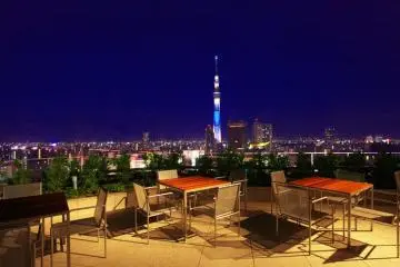 You can almost touch Skytree from the terrace (Photo: The Gate Hotel Kaminarimon)