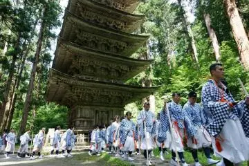 Haguro yamabushi on their way to the top of Mount Haguro (Photo: Haguro Tourist Association)