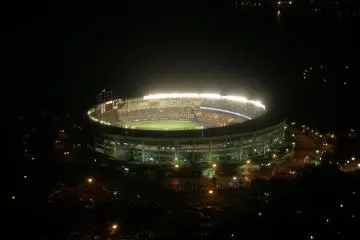 The stadium lit up at night (Photo: <a href="https://commons.wikimedia.org/wiki/File:Chiba_Marine_Stadium_at_Night_20101104.JPG" target="_blank" rel="noreferrer noopener nofollow">掬茶 / (CC BY-SA 3.0)</a>)