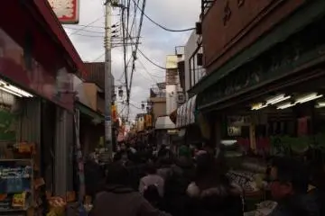 손님들로 북적한 상점가