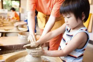 Hands on pottery-making (Photo: Kaga Hakusan Inbound Tourism Association)