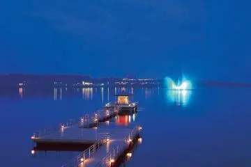 The Shibayamagata Lagoon fountain lights up at night (Photo: Kaga Hakusan Inbound Tourism Association)