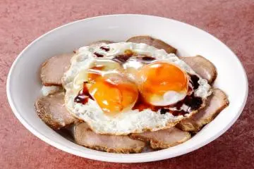 Yaki-buta-tamago-meshi (Photo: Ehime Prefecture)