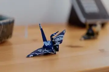 Origami crane (Photo: <a href="https://unsplash.com/photos/Eom7vIPqg6I" target="_blank" rel="noreferrer noopener nofollow"> Hiroko Nishimura</a> / Unsplash)