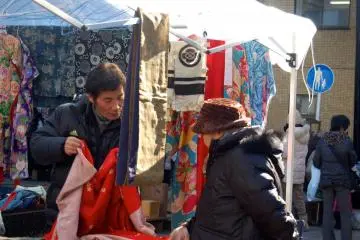 Kimono merchant and customer (Photo: Carrie Jacobs )
