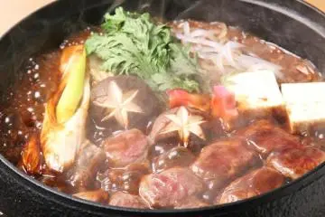 Horse sukiyaki, prepared and served by the restaurant staff at your table (Photo: Basashiya Masashi)