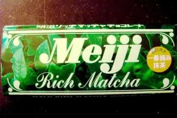 Meiji Rich Matcha plays tribute to the original Meiji labelling (Photo: <a href="https://www.flickr.com/photos/dazedeffect/2949576373/in/photolist-5uDmi4-6truoM-4C2223-6emRn1-7ideZL-7i9kvr-8QxSP-5NED41-7i9kut-7E8pmY-7E4z3c-7ideYC-7idf4A-7i9kvR-7iHQJh-7nksfG-3QkMsJ-8iPyr6-7idf4j-6ehEj6-7idf4b-7idf2A-7i9kwF-7GhEar-7jUHCR-7idf23-7i9kCt-7BMU3M-gqsT7-2guYxz-4C22aw-6yqWDV-sFW7M-4BWJuK-7ECNvp-6jxbdw-9n8CWK-4C21Q3-5ZK34j-7idf31-aLWavr-5L3Q8N-4BWJ9a-7i9kxX-49MMEf-9ip5T6-Wozg-6vANf5-2HFw66-d46C8C" target="_blank" rel="noreferrer noopener nofollow">NW </a> / <a href="https://creativecommons.org/licenses/by-nc-nd/2.0/" target="_blank" rel="noreferrer noopener nofollow">CC BY-NC-ND 2.0</a>)