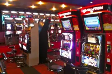 Token gambling machines (Photo: <a href="http://www.gethiroshima.com" target="_blank" rel="noreferrer noopener nofollow">gethiroshima</a>)
