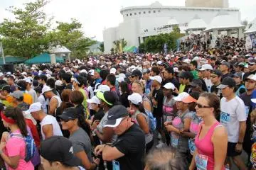 Large crowd of runners anxiously waiting to start (Photo: Matt Calisi)