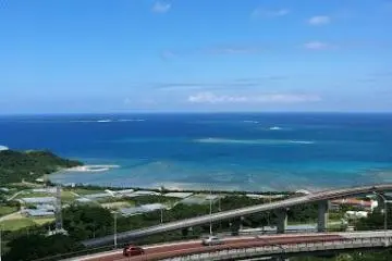 Runners enjoy beautiful view from Nirai Kanai Bridge (Photo: Dream Arts Okinawa)