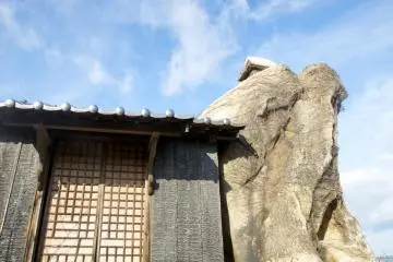 The simple shrine building is like a work of art itself. (Photo: <a href="http://www.gethiroshima.com" target="_blank" rel="noreferrer noopener nofollow">GetHiroshima</a>)