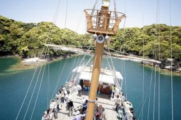 Scenic boat tour through the islands of Kujukushima  (Photo: Nagasaki Prefecture)