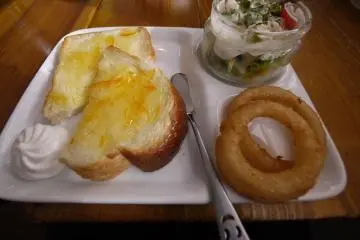 toast set- marmalade (other toppings) onion rings & salad (Photo: <a href="http://www.gethiroshima.com" target="_blank" rel="noreferrer noopener nofollow">gethiroshima</a>)