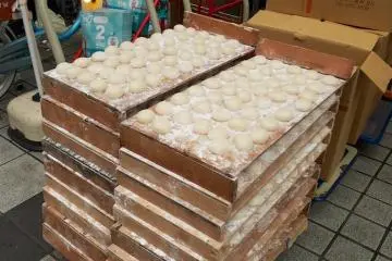Freshly made Japanese sweets tempt passerbyes (Photo: Benjamin Stock / JT)