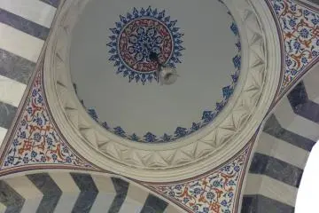 ... and you see impressive decorations when you come closer (Photo: Yukie Hironaka)
