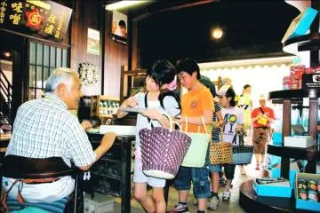 Interior of a shitamachi building (Photo: Edo Tokyo Museum)
