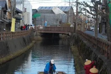 Workers pulling the boats to the dock. (Photo: Yu Ito)