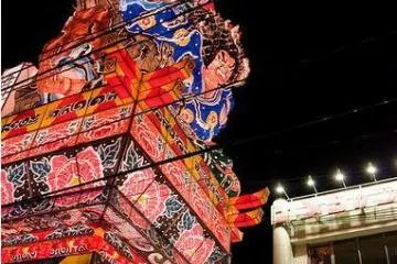 The floats are navigated down narrow streets lined with power lines. (Photo: <a href="http://www.flickr.com/photos/chrissam42/2753019258/" target="_blank" rel="noreferrer noopener nofollow">ChrisSteph LewisBoegemon</a>)