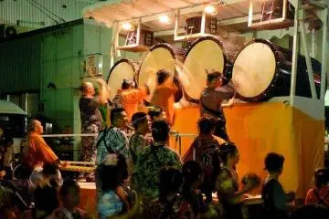 Pulled and pushed between the floats, drummers in traditional garb provide background music for the festival. (Photo: <a href="http://www.flickr.com/photos/chrissam42/2753004464/" target="_blank" rel="noreferrer noopener nofollow">ChrisSteph LewisBoegemon</a>)
