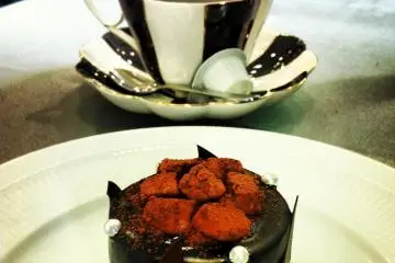 Cake Noir and Coffee (Photo: <a href="http://www.gethiroshima.com" target="_blank" rel="noreferrer noopener nofollow">gethiroshima</a>)