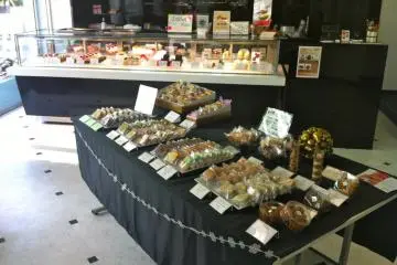 Cake shop (Photo: <a href="http://www.gethiroshima.com" target="_blank" rel="noreferrer noopener nofollow">gethiroshima</a>)