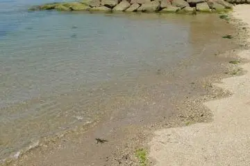 beach and wall (Photo: <a href="http://www.gethiroshima.com" target="_blank" rel="noreferrer noopener nofollow">gethiroshima</a>)