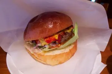 Classic American cheeseburger (Photo: Benjamin Stock / JT)