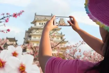 Photo: <a href="https://www.shutterstock.com/image-photo/beautiful-women-traveler-use-mobile-phone-554636746?irclickid=zeoX5YW4rxyLT8AwUx0Mo3QGUkBxIOSZPzDayE0&irgwc=1&utm_medium=Affiliate&utm_campaign=TinEye&utm_source=77643&utm_term=&c3ch=Affiliate&c3nid=IR-77643" target="_blank" rel="noreferrer noopener nofollow">TNShutter / Shutterstock.com</a>