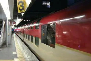Double Decker Sunrise Overnight Express Train to Tokyo (Photo: <a href="http://www.flickr.com/photos/dgmckelvey/4419254411/" target="_blank" rel="noreferrer noopener nofollow">David McKelvey</a>)