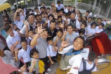 Selfie with students (Photo: Ken Hirano)