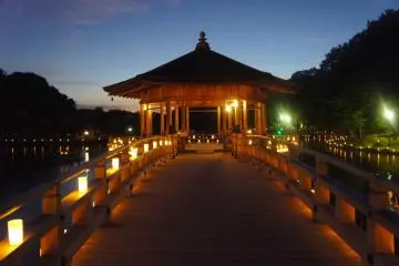 Lit walkway around the Ukimido Pavilion (Photo: Manish)