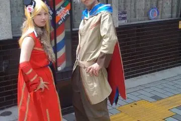 Cosplay Couple in front of Barber shop (Photo: <a href="http://www.gethiroshima.com" target="_blank" rel="noreferrer noopener nofollow">gethiroshima</a>)