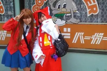 Cute Cosplay Couple in front of (old style) God Burger (Photo: <a href="http://www.gethiroshima.com" target="_blank" rel="noreferrer noopener nofollow">gethiroshima</a>)