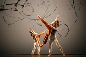 Trisha Brown Dance Company, Anthology: Trisha Brown, L'amour au thèâtre (Photo: <a href="https://kyoto-ex.jp" target="_blank" rel="noreferrer noopener nofollow">Julieta Cervantes</a>)